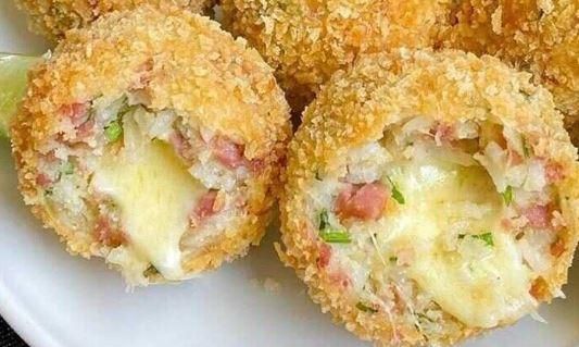Bolinho de Arroz Recheado: Calabresa e Queijo que Derretem na Boca